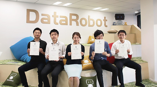 DataRobot社主催のデータサイエンティスト養成プログラム「AI アカデミー」に日鉄ソリューションズ社員5名が参加。全員が卒業基準を満たし、認定データサイエンティストの資格を取得いたしました。
